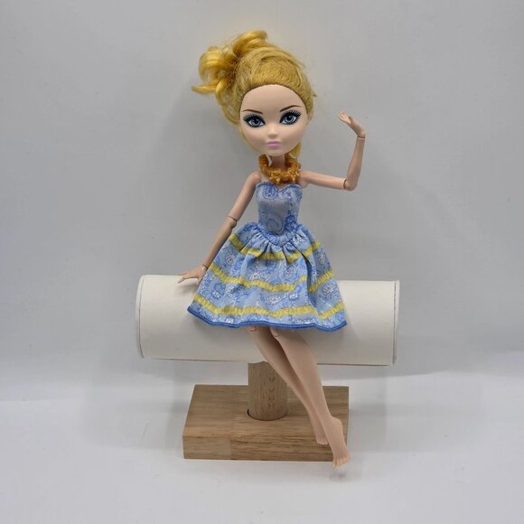 2012 Ever After High Blondie Lockes Enchanted Picnic Doll - Picture 1 of 6